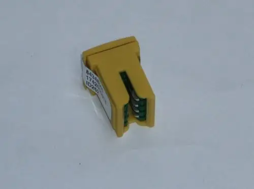 Gelber Kodierstecker mit mehreren Anschlussklemmen, möglicherweise für Daikin-Altherma-Systeme. Technisches Produkt zur Verbindung oder Konfiguration.